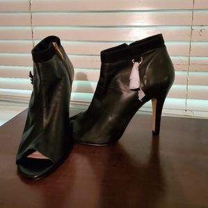 Vince Camuto leather peep toe shoe